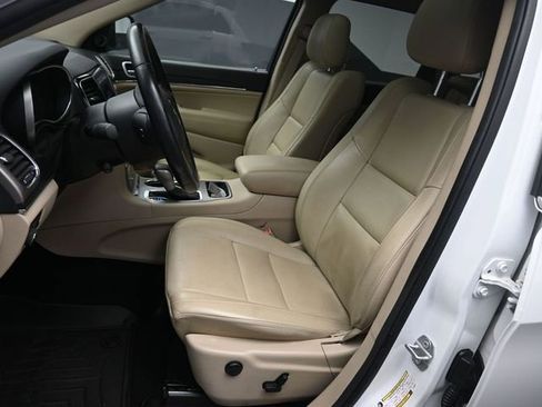 Used 2020 Jeep Grand Cherokee Limited w/ Luxury Group II image 18