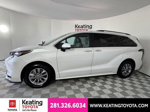 Certified 2024 Toyota Sienna XLE FWD image 9