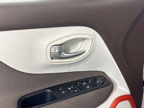 Used 2015 Jeep Renegade Latitude FWD image 13