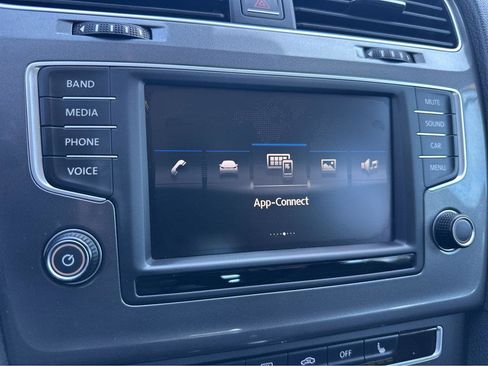 Used 2017 Volkswagen Golf SE image 5