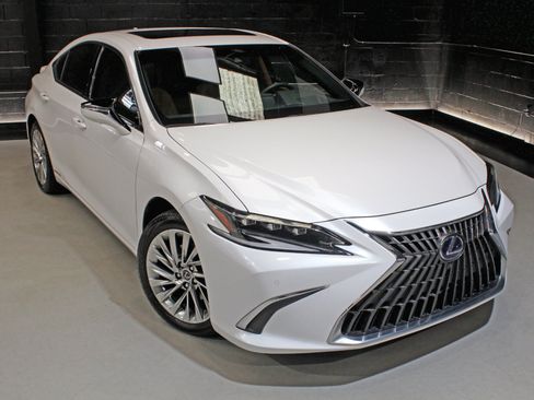 Used 2022 Lexus ES 300h Ultra Luxury w/ Accessory Package 2 FWD image 8
