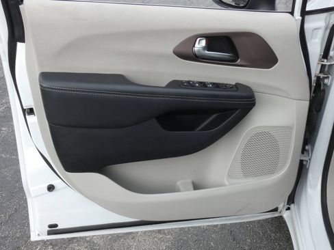 Used 2023 Chrysler Voyager LX FWD image 8
