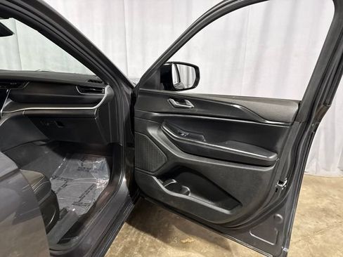 Used 2023 Jeep Grand Cherokee Altitude AWD/4WD image 34