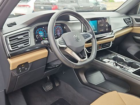 Used 2025 Volkswagen Atlas Cross Sport SE image 15
