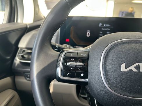 Used 2025 Kia Carnival FWD image 17