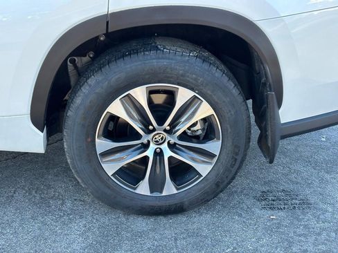 Used 2023 Toyota Highlander XLE image 13