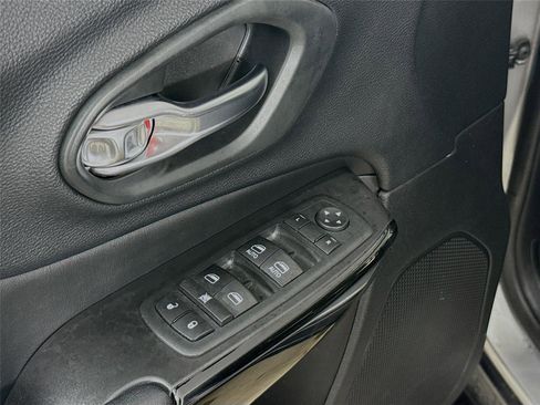 Used 2020 Jeep Cherokee Altitude image 18