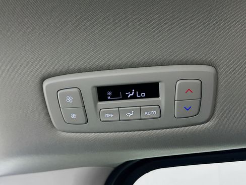 Used 2025 Kia Carnival FWD image 27