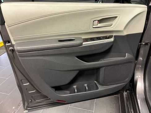 Used 2021 Toyota Sienna LE FWD image 40
