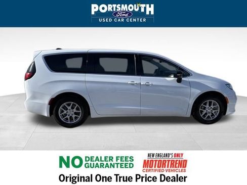 Used 2024 Chrysler Pacifica Touring-L image 6