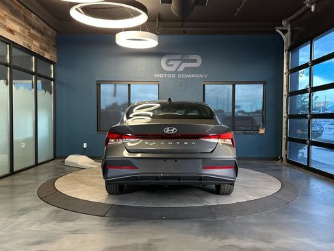 Used 2024 Hyundai Elantra SEL FWD image 4