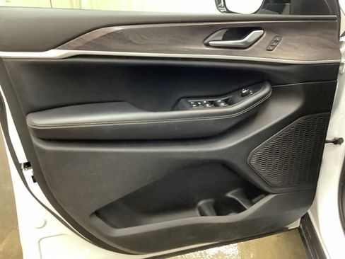 Used 2023 Jeep Grand Cherokee Limited AWD/4WD image 11