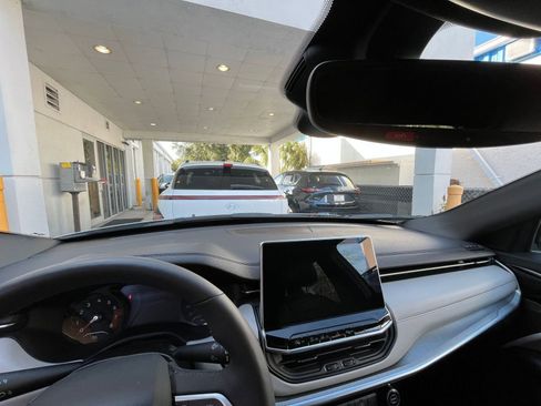 Used 2025 Jeep Compass Limited image 33