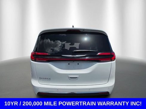 Used 2024 Chrysler Pacifica Touring-L FWD image 4