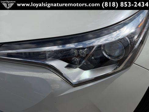 Used 2019 Toyota C-HR XLE FWD image 37