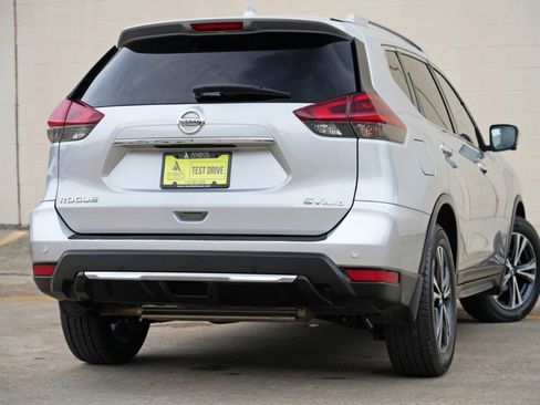 Used 2019 Nissan Rogue SV w/ Premium Package AWD/4WD image 4
