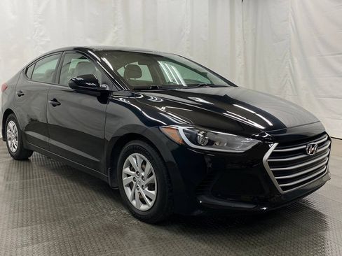 Used 2018 Hyundai Elantra SE w/ Winter Weather Package FWD image 1