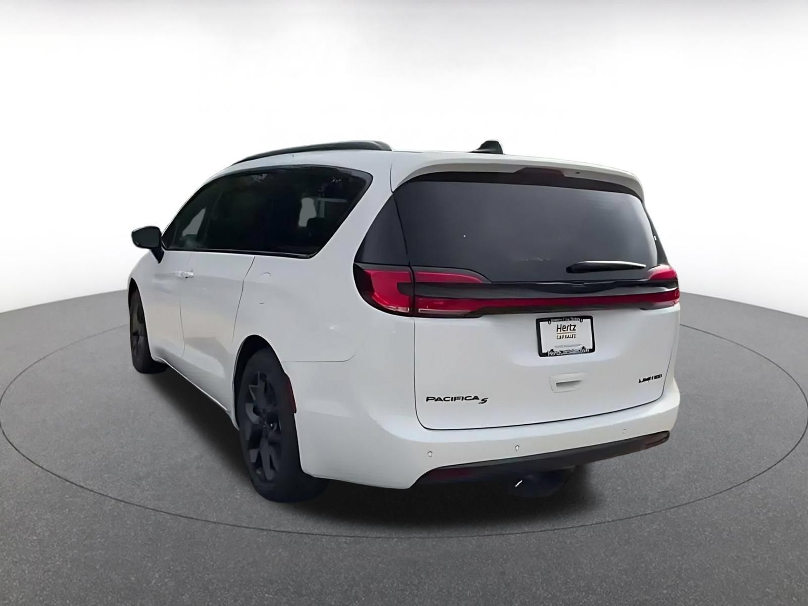 Used 2025 Chrysler Pacifica Limited FWD image 10