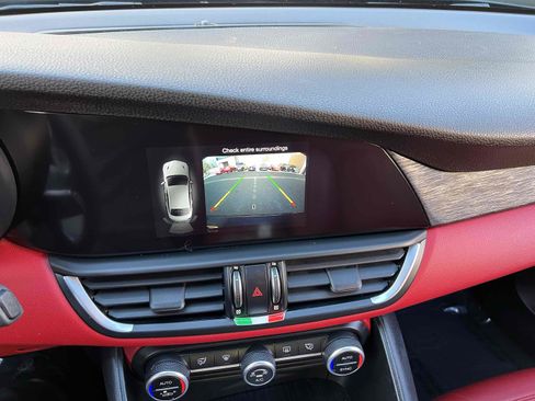 Used 2019 Alfa Romeo Giulia image 8