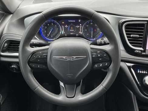 Used 2025 Chrysler Pacifica Limited FWD image 13