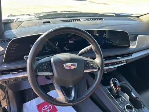 Used 2025 Cadillac XT4 Premium Luxury image 13