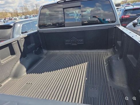 Used 2017 Nissan Titan SV image 7