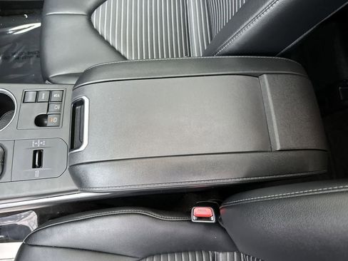 Used 2024 Toyota Highlander LE image 16