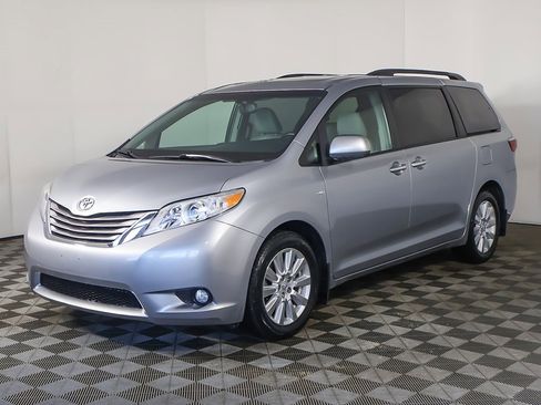 Used 2017 Toyota Sienna XLE w/ XLE Navigation Package image 9