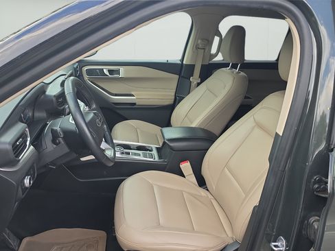 Used 2022 Ford Explorer XLT w/ Equipment Group 202A RWD image 9
