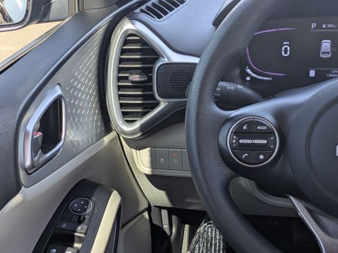 Certified 2025 Kia Soul LX FWD image 22