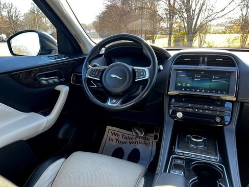 Used 2017 Jaguar F-PACE R-Sport image 30