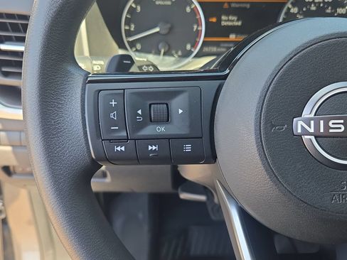 Used 2023 Nissan Rogue SV FWD image 16