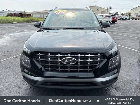 Used 2024 Hyundai Venue SEL FWD image 2