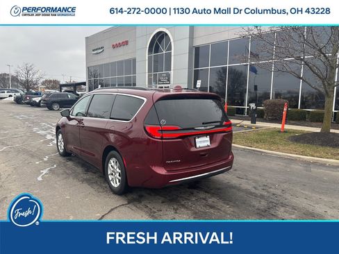 Used 2022 Chrysler Pacifica Touring-L image 6