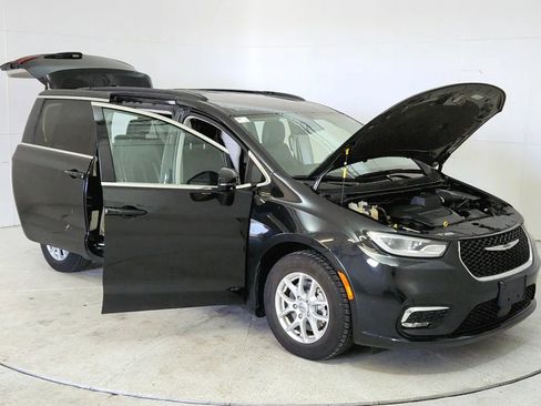 Used 2022 Chrysler Pacifica Touring-L image 9
