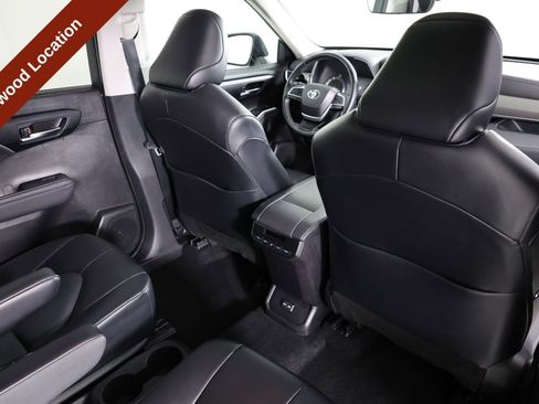 Used 2022 Toyota Highlander XLE AWD/4WD image 42