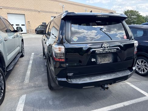 Used 2019 Toyota 4Runner SR5 AWD/4WD image 9