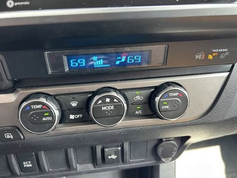 Used 2022 Toyota Tacoma SR AWD/4WD image 12