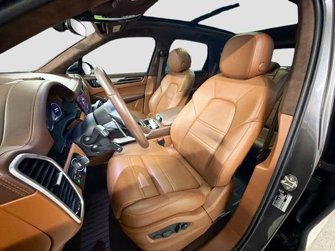 Certified 2023 Porsche Cayenne Turbo AWD/4WD image 5