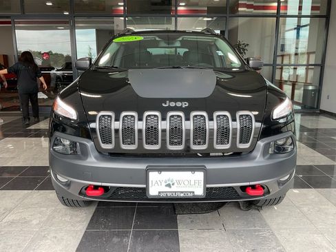 Used 2018 Jeep Cherokee Trailhawk AWD/4WD image 2
