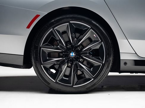 Used 2023 BMW 760i xDrive w/ Executive Package image 39