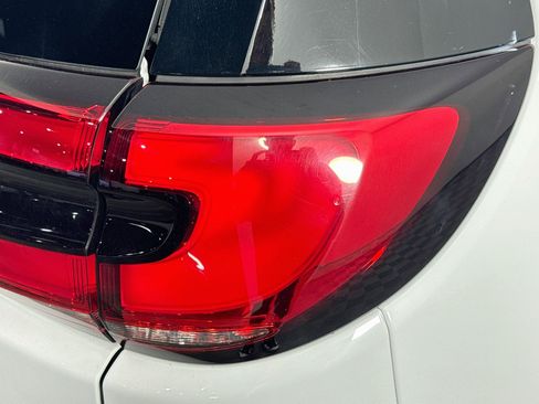 Used 2023 Chrysler Pacifica Touring-L FWD image 32