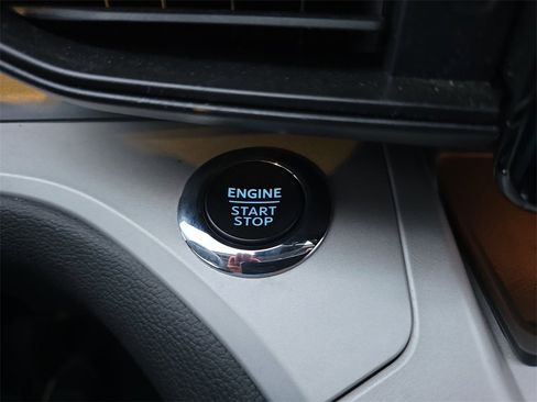 Used 2024 Ford Explorer XLT image 29