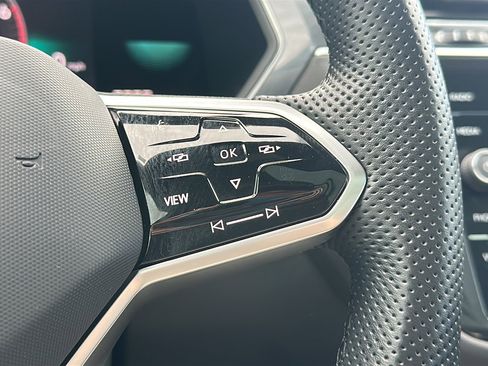 Used 2023 Volkswagen Tiguan SE R-Line image 30