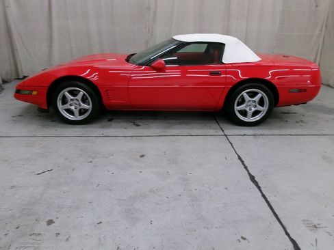 Used 1995 Chevrolet Corvette Convertible RWD image 9