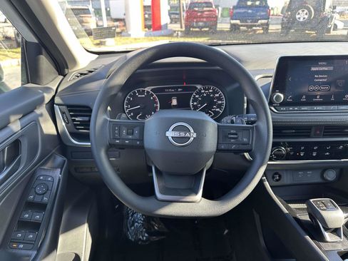 Used 2025 Nissan Rogue S image 11