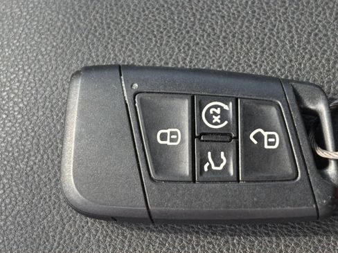 Used 2025 Volkswagen Taos SE FWD image 21