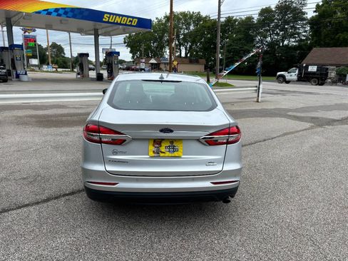 Used 2019 Ford Fusion SE image 4