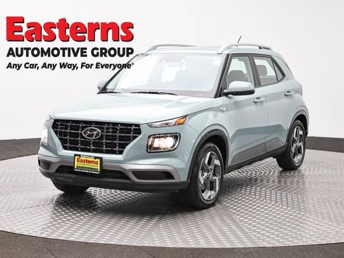 Used 2025 Hyundai Venue SEL FWD image 1