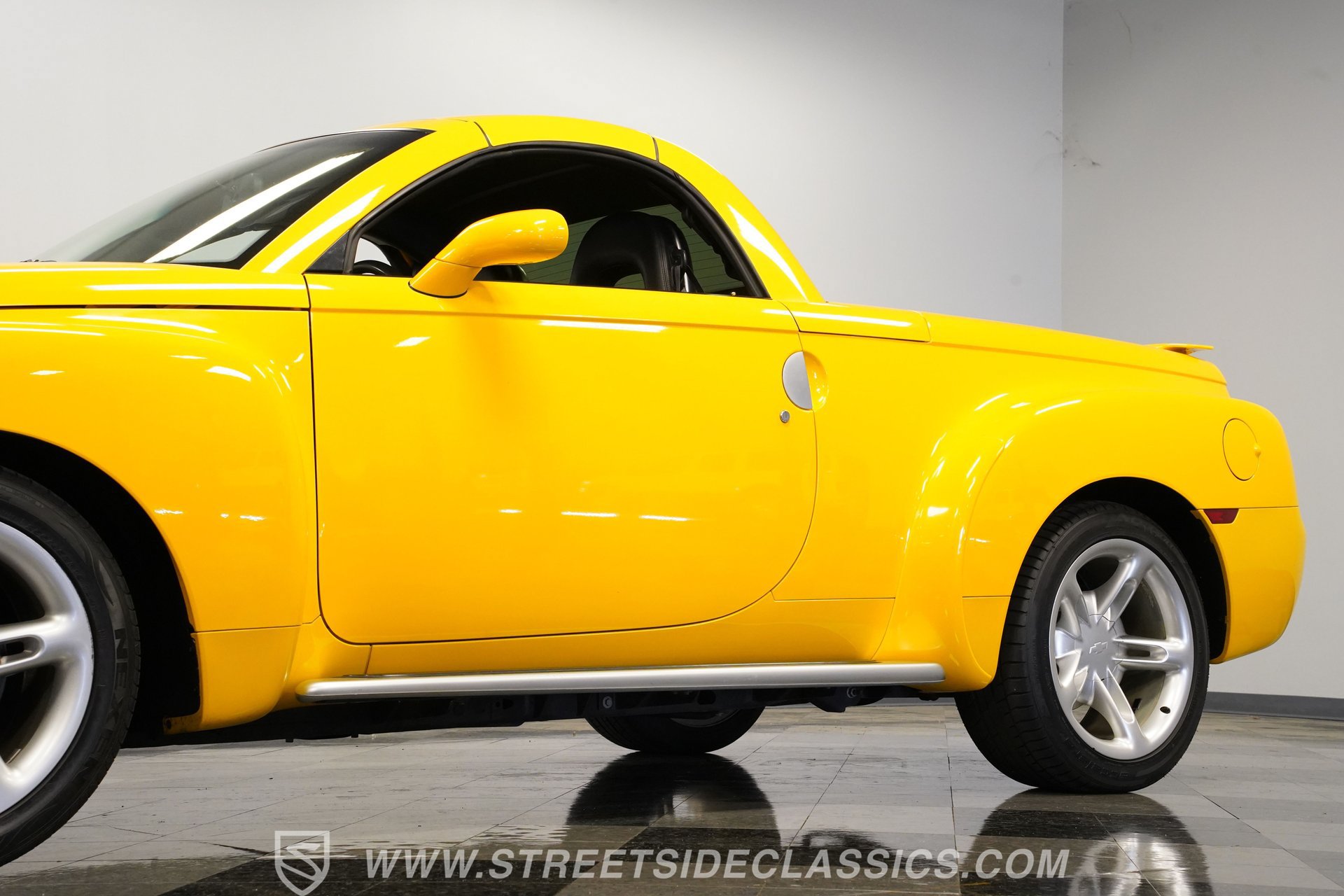 Used 2004 Chevrolet SSR w/ Preferred Equipment Group RWD image 23